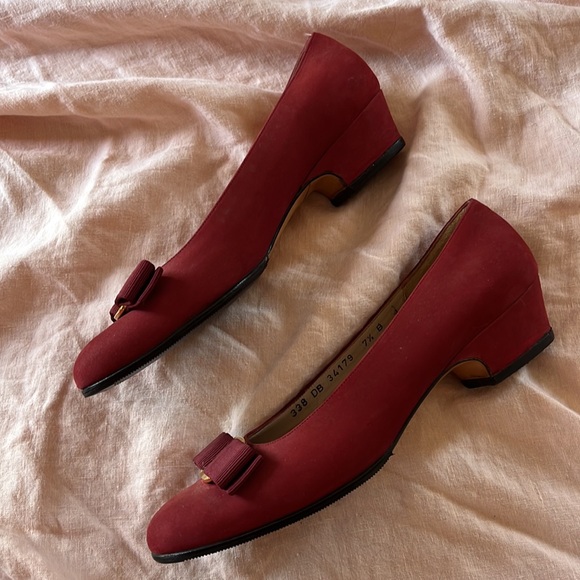 Ferragamo Suede Vera Vintage Red Heels 7.5 B - Picture 3 of 7